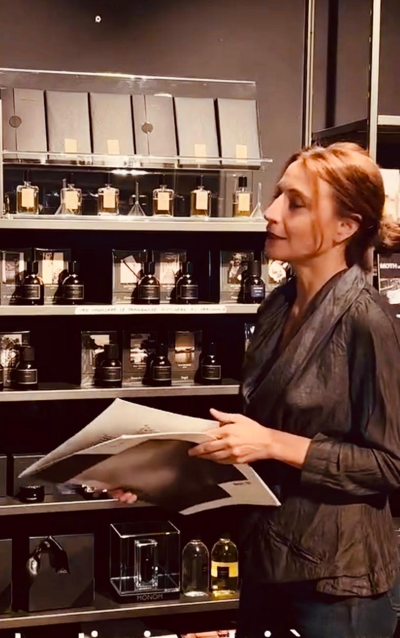 Raffaella Pisani consulta materiali di progetto in una profumeria artistica.